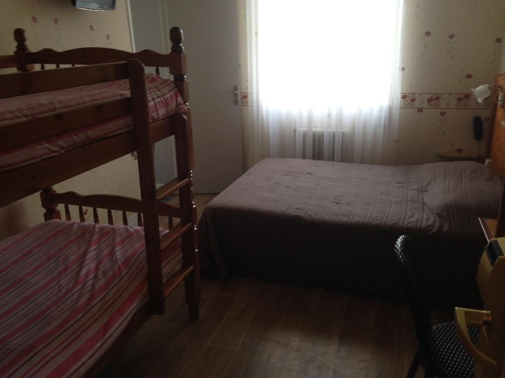 Arcantis Hotel La Residence Cergy Quarto foto